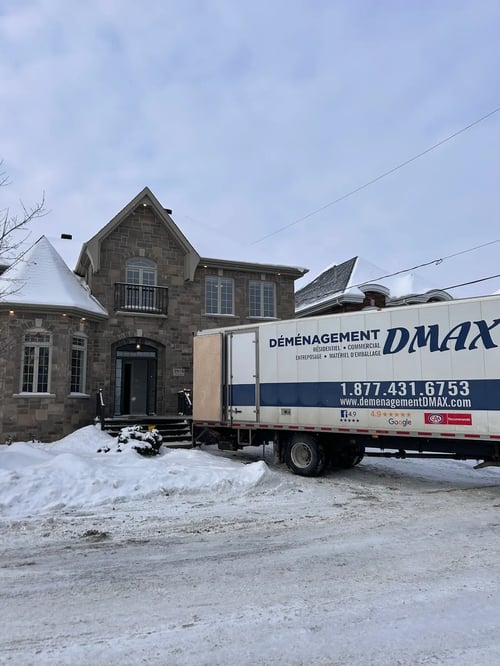 Camion Déménagement DMAX devant une maison en hiver à Sherbrooke ou Montréal