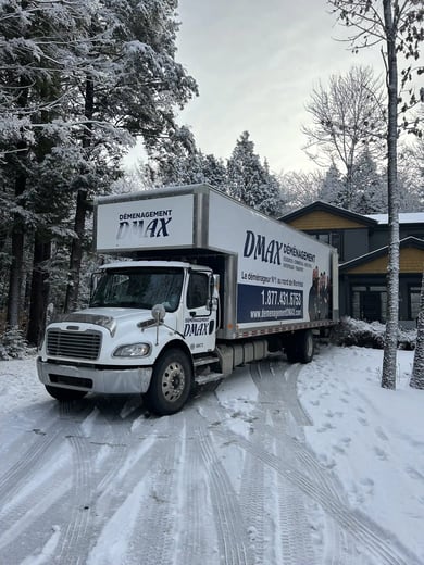 Camion de Déménagement DMAX stationné devant une maison à L'Assomption en hiver