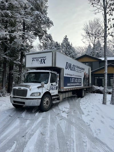 camion de Déménagement DMAX stationné devant une maison à L’Assomption en hiver camion de Déménagement DMAX stationné devant une maison à L’Assomption en hiver