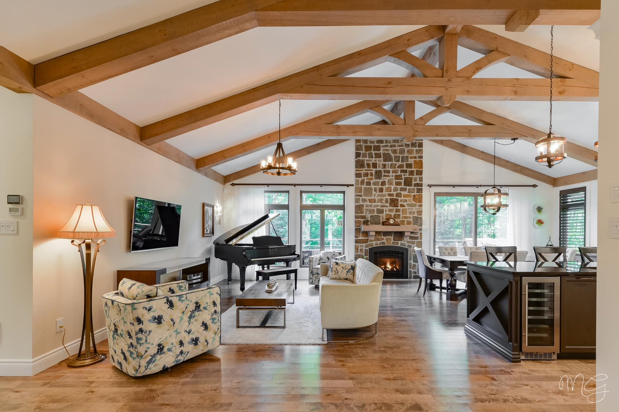 Salon de maison avec piano à queue - déménagement résidentiel à Deux-Montagnes Salon de maison avec piano à queue - déménagement résidentiel à Deux-Montagnes