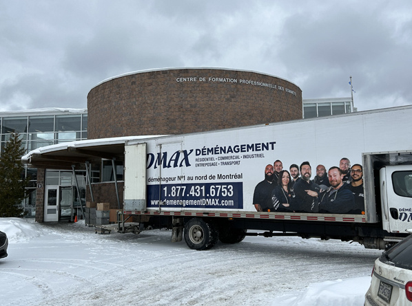 compagnie déménagement montréal - Un camion de déménagement de hors dans la neige