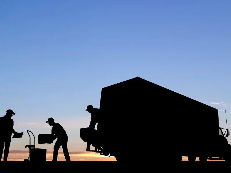 Déménagement clé en main : chargement des meubles et cartons dans le camion