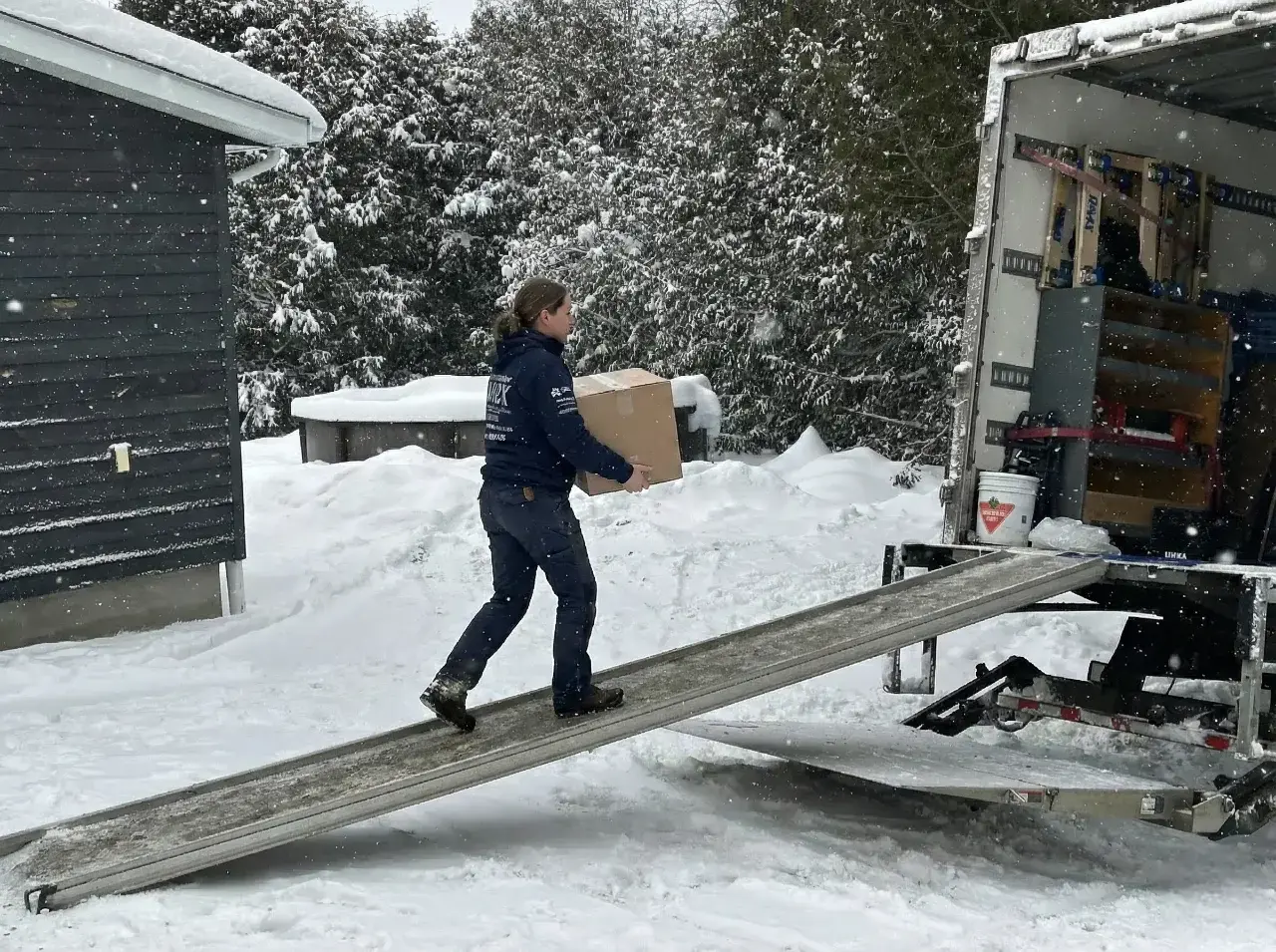 Déménageur de Déménagement DMAX transportant une boîte