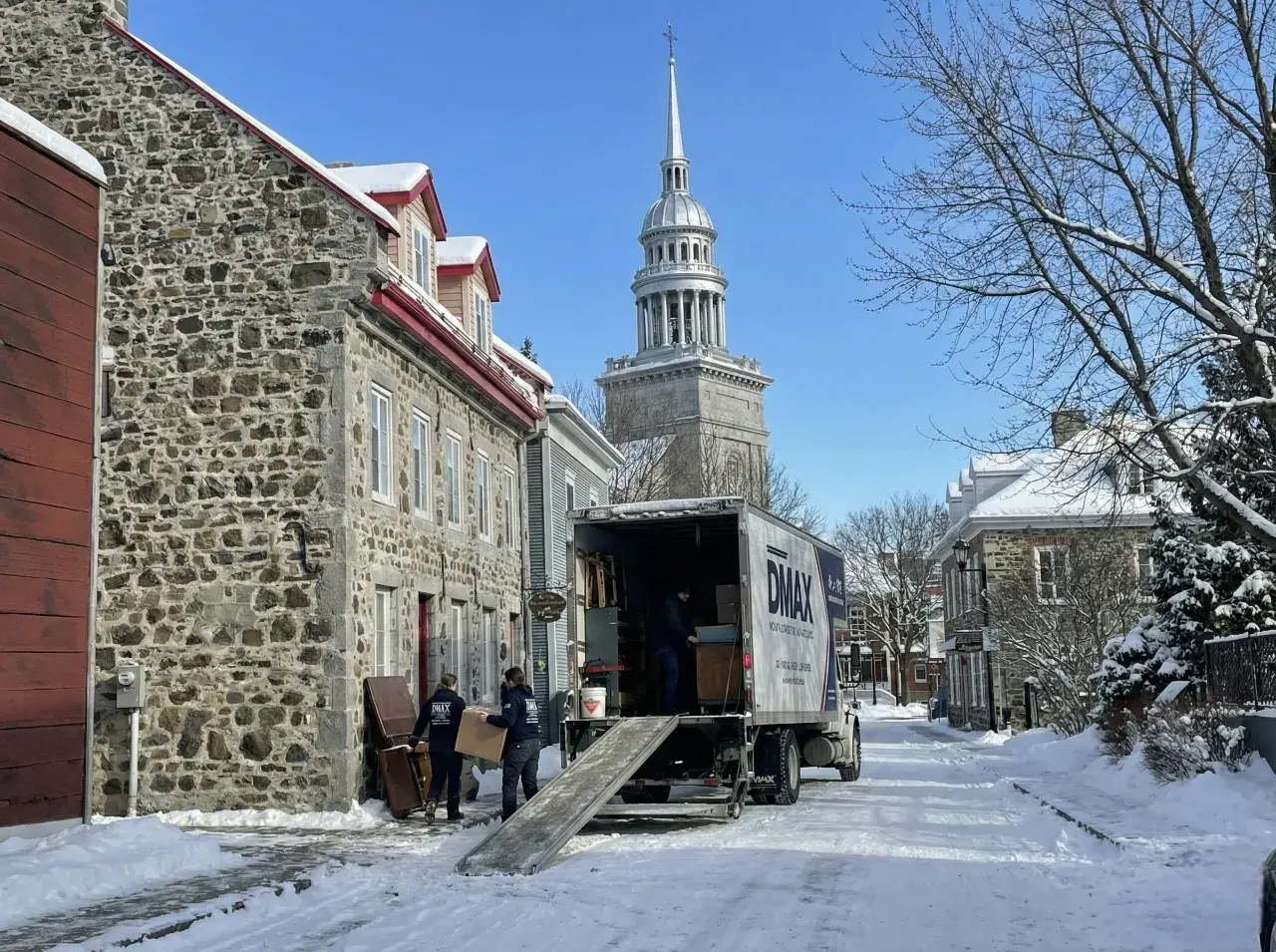 Déménagement résidentiel à La Prairie en hiver : camion DMAX dans le quartier historique du Vieux-La Prairie. Déménagement résidentiel à La Prairie en hiver : camion DMAX dans le quartier historique du Vieux-La Prairie.