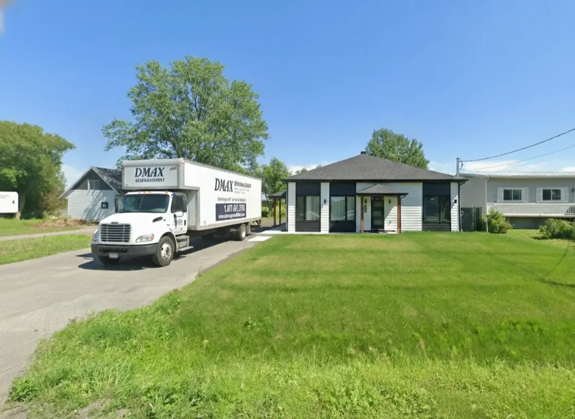 Camion de déménagement DMAX stationné devant une maison à Repentigny Camion de déménagement DMAX stationné devant une maison à Repentigny