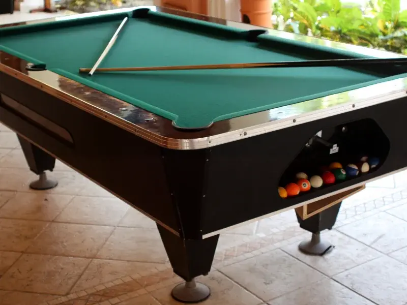 Déménagement table de billard Mascouche - Table de billard prête à être déménagée dans une pièce carrelée à Mascouche Déménagement table de billard Mascouche - Table de billard prête à être déménagée dans une pièce carrelée à Mascouche
