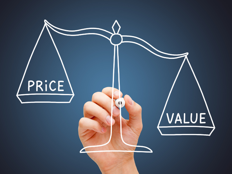 déménagement Terrebonne : Illustration d'une balance avec d'un côté le mot 'Price' et de l'autre le mot 'Value', représentée par une main ajustant la balance