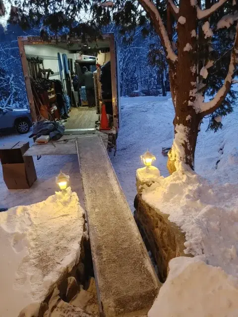 Déménagement hivernal à Terrebonne avec rampe de protection et camion chargé Déménagement hivernal à Terrebonne avec rampe de protection et camion chargé