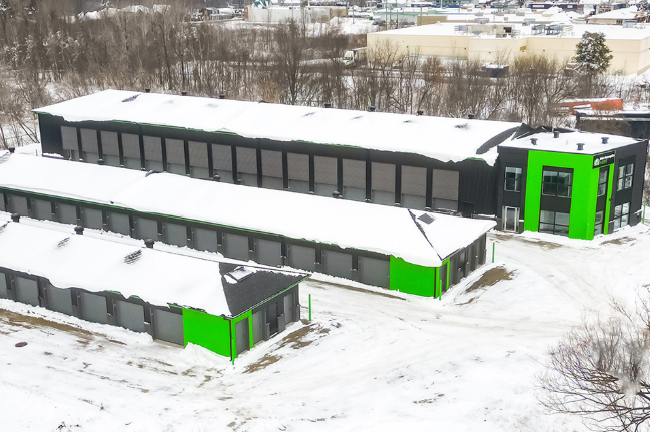 Entrepôt d'entreposage DMAX vue aérienne en hiver - unités de rangement sécurisées Entrepôt d'entreposage DMAX vue aérienne en hiver - unités de rangement sécurisées